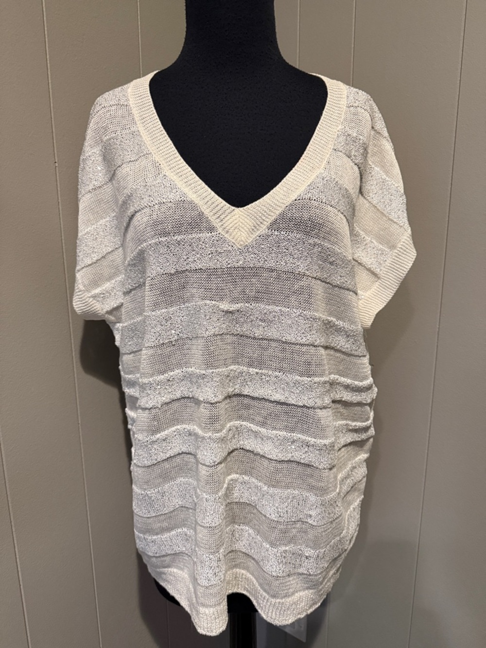 B38 Minnie Rose Women’s Medium Cream and Light Ivory V-Neck Sweater